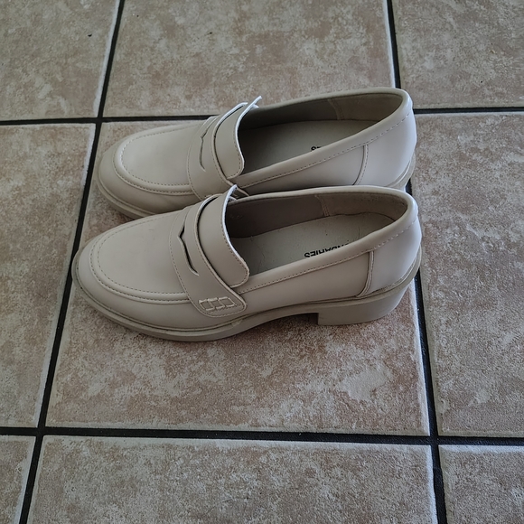 No Boundaries Women's Tan Loafers - Picture 3 of 5